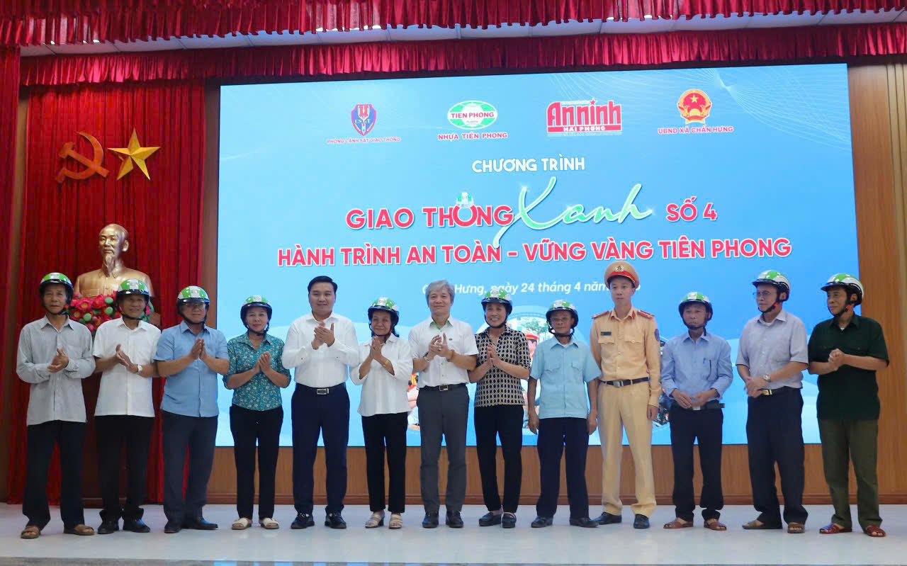 Phòng Cảnh sát giao thông  tuyên truyền an toàn giao thông cho nhân dân hai xã Tiên Minh và Chấn Hưng